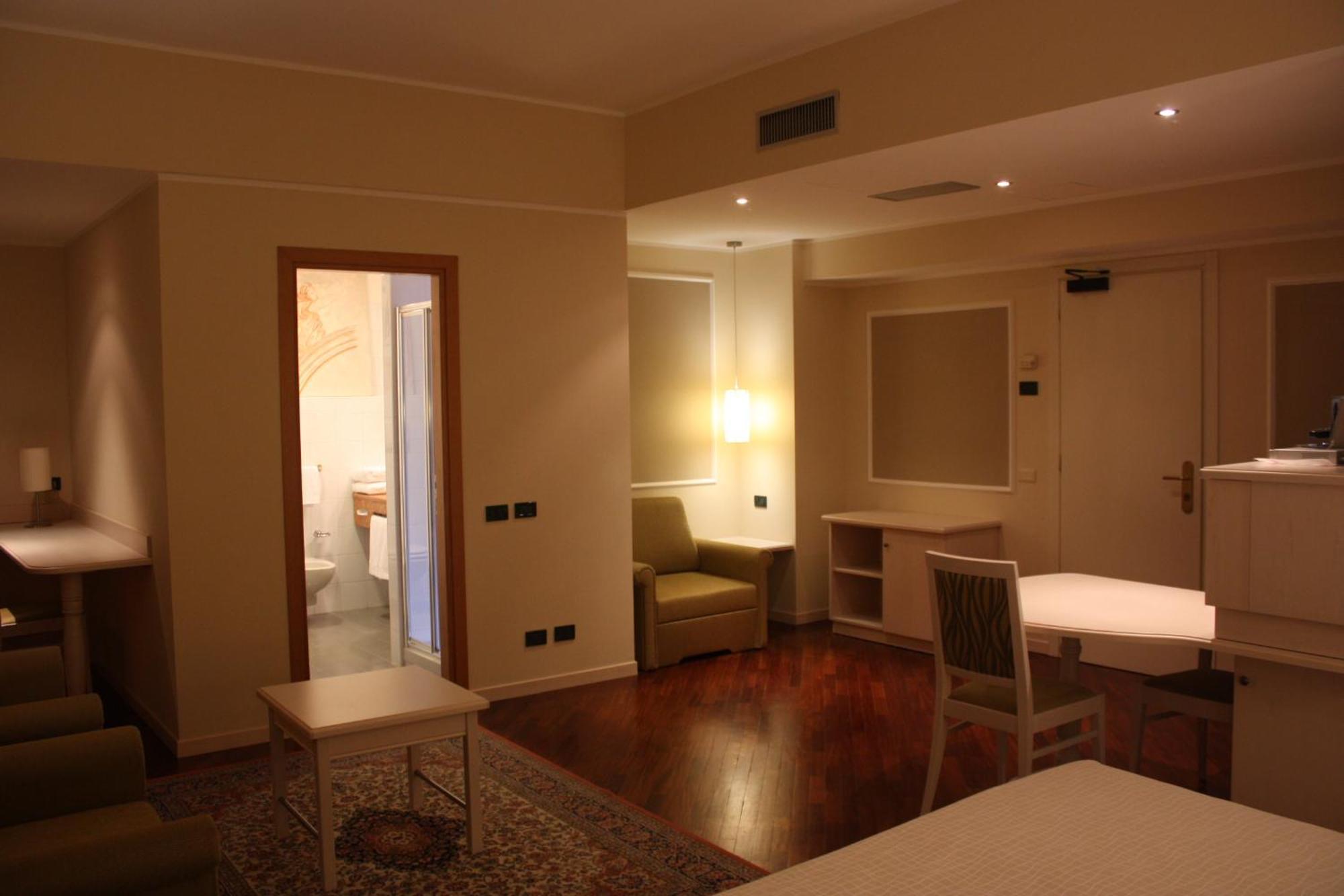 Della Roccia Hotel Varano deʼ Melegari