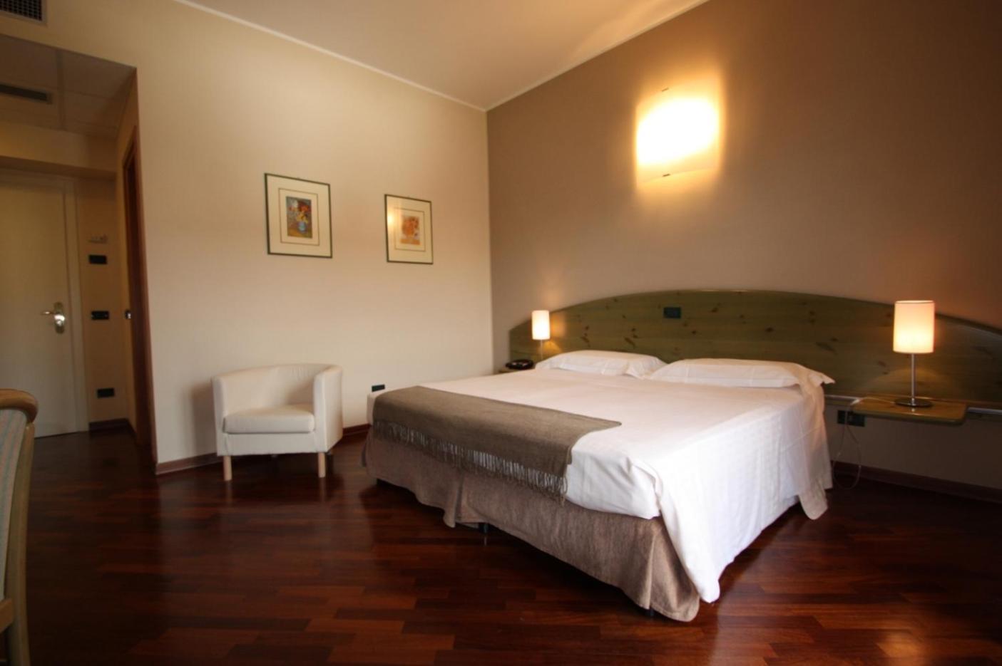 Della Roccia 4* Varano deʼ Melegari