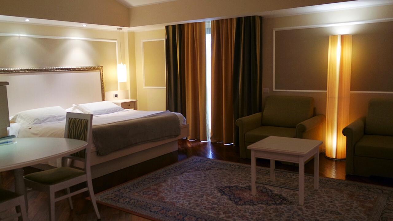 Hotel Della Roccia Varano deʼ Melegari